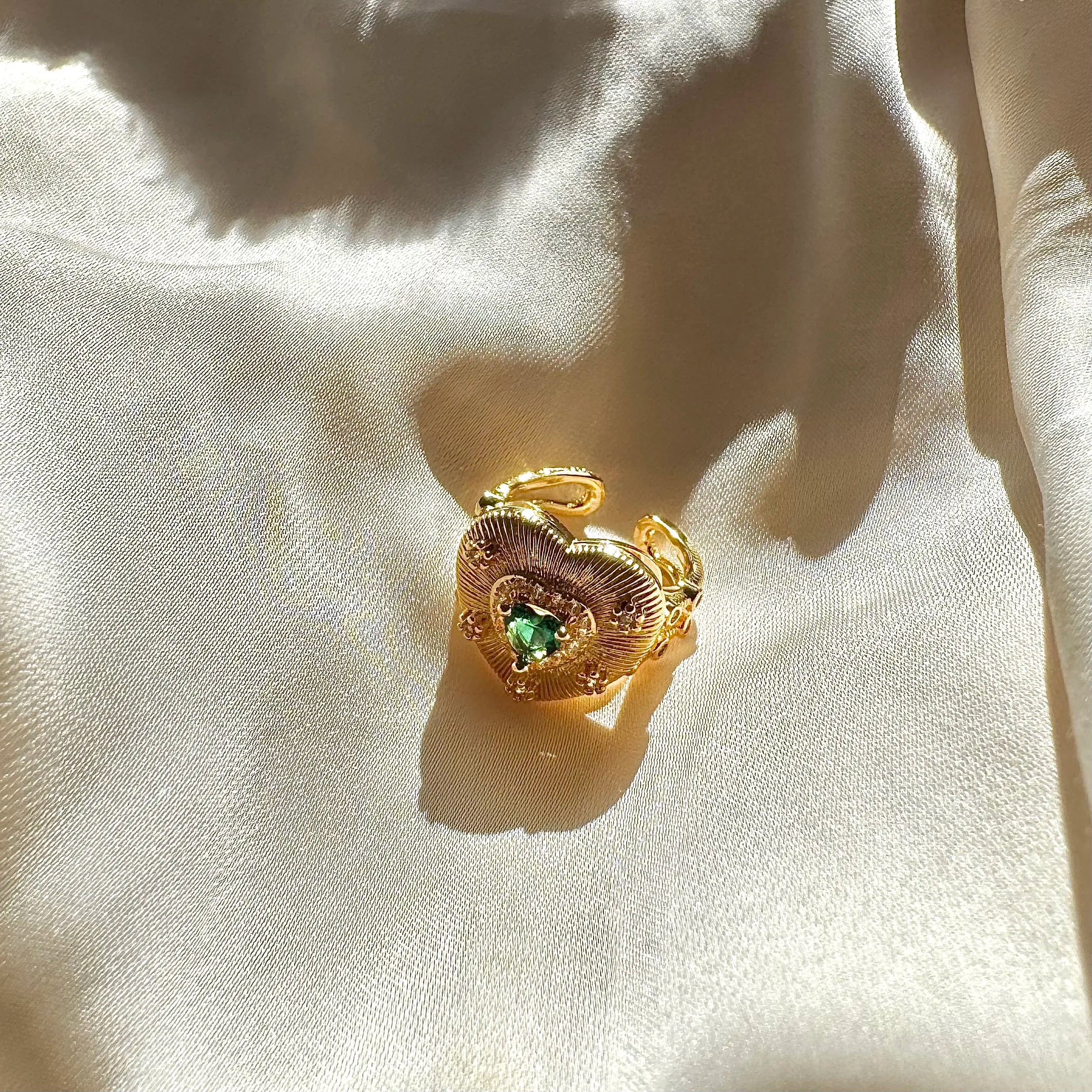 Emerald Heart Statement Ring - Flowy Mind